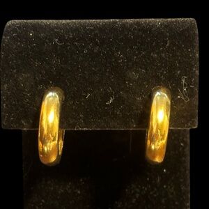 Trifari gold tone clip on hoop earrings gs